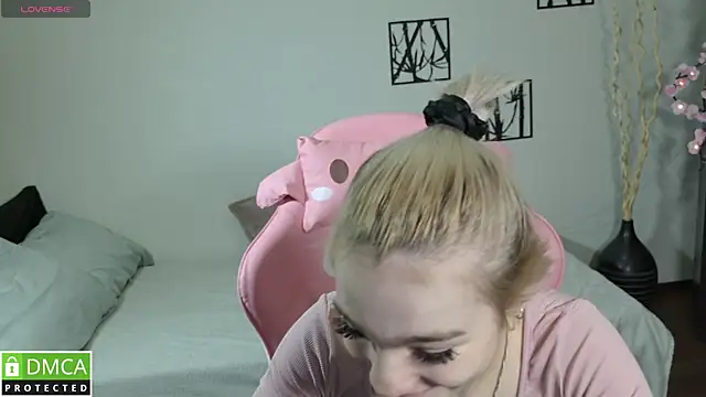 Megan Lora online show from January 14, 1:00 am