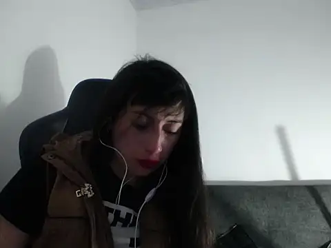 Snapshot of luisa_homes chatting on December 18, 11:00 pm luisa homes online show from December 18, 11:00 pm