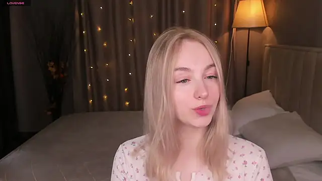 Snapshot of Shy_Polly chatting on April 26, 12:08 am Shy Polly online show from April 26, 12:08 am