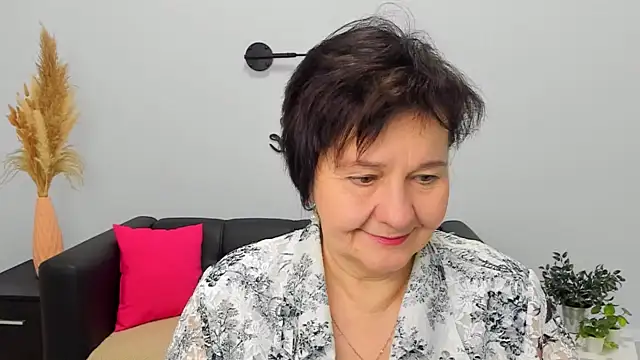 Snapshot of EveRalphes chatting on December 2, 7:25 am EveRalphes online show from December 2, 7:25 am