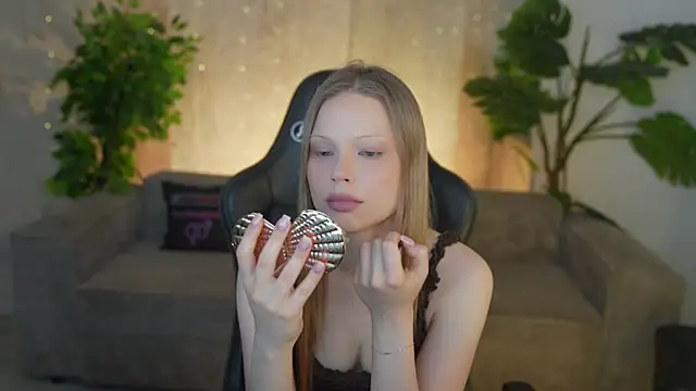 Snapshot of Charlotte_Dreams chatting on June 27, 10:31 am Charlotte Dreams online show from June 27, 10:31 am