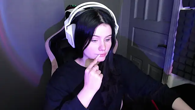 Snapshot of Moon_raven chatting on January 18, 9:51 pm Moon raven online show from January 18, 9:51 pm