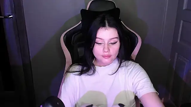 Snapshot of Moon_raven chatting on February 16, 11:01 pm Moon raven online show from February 16, 11:01 pm