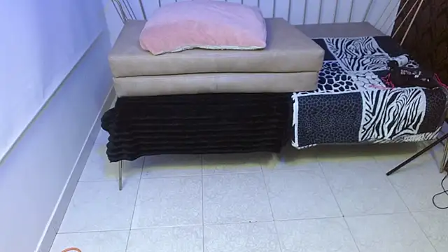 Snapshot of Roxanne_vale chatting on February 26, 8:08 pm Roxanne vale online show from February 26, 8:08 pm