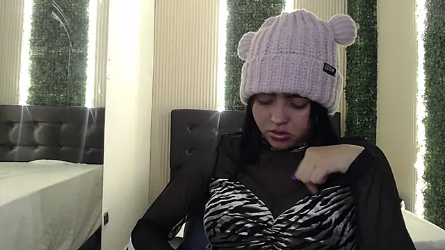 Snapshot of mia_violet8 chatting on November 27, 12:24 am mia violet8 online show from November 27, 12:24 am