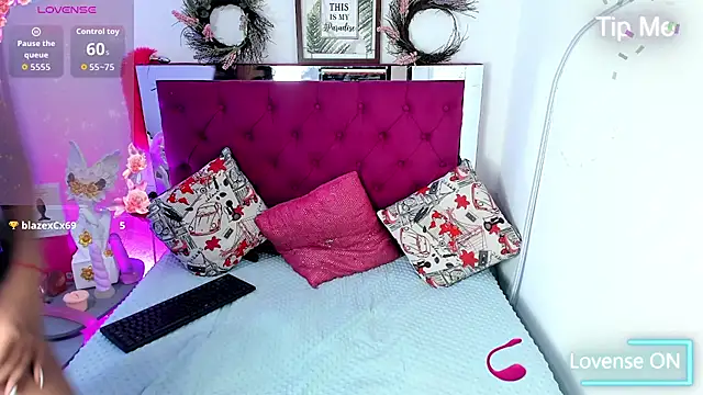 Snapshot of Samantha__F_W chatting on July 18, 6:45 pm Samantha F W online show from July 18, 6:45 pm