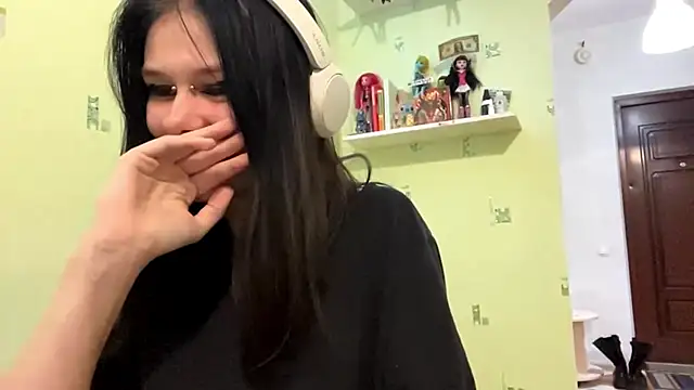 TraceeSchutt online show from December 3, 8:29 pm