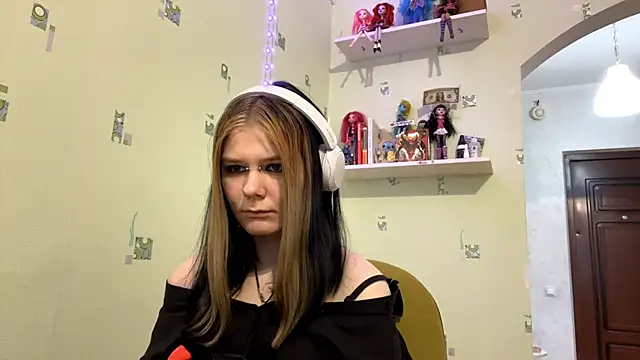 TraceeSchutt online show from December 21, 1:18 pm