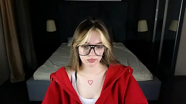 MILLIE MUR online show from December 15, 5:55 am