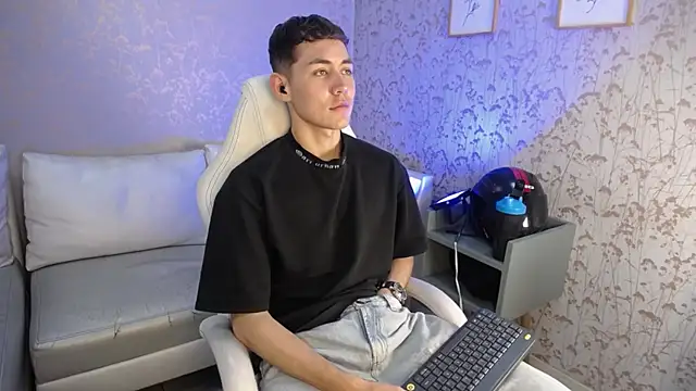 LoganFoster  online show from December 15, 11:31 pm