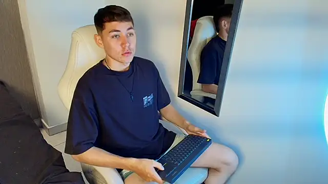 LoganFoster  online show from January 7, 8:33 pm