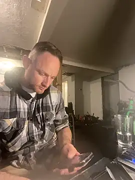 famous1tad online show from April 12, 10:20 am