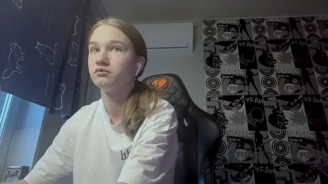 helgicuteness online show from December 20, 12:23 pm