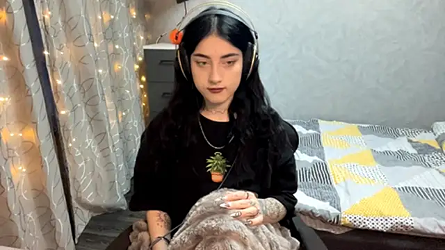 Meowluly online show from December 3, 9:24 pm