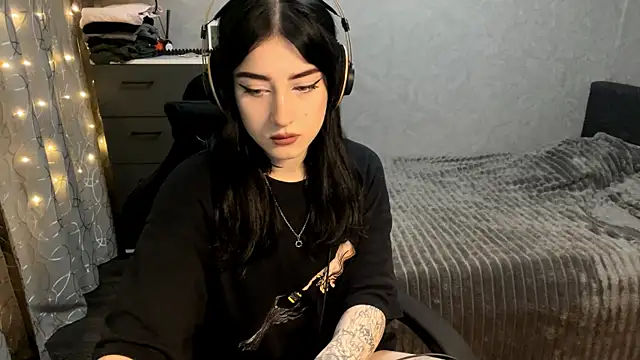 Meowluly online show from December 18, 9:54 pm