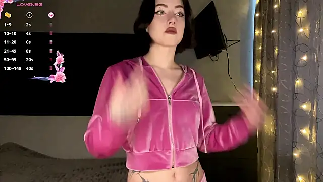 Snapshot of Meowluly chatting on February 9, 11:42 pm Meowluly online show from February 9, 11:42 pm