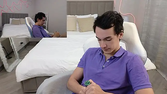 Snapshot of MoonlinSkinn chatting on February 4, 1:00 am MoonlinSkinn online show from February 4, 1:00 am