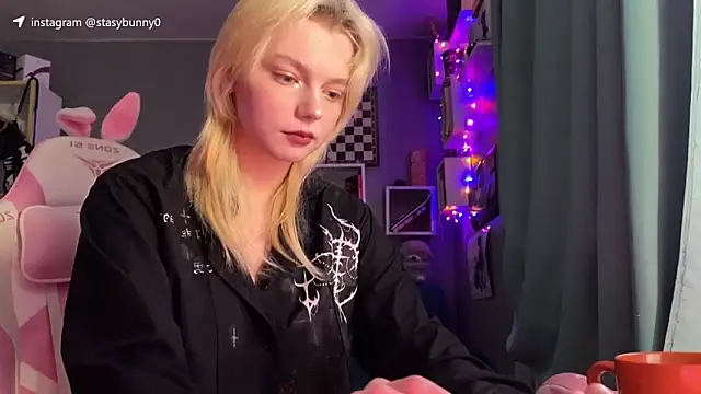 KittyLarva online show from January 7, 5:21 am