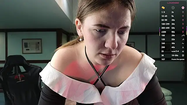 Snapshot of KiraRustle chatting on February 4, 2:39 am KiraRustle online show from February 4, 2:39 am