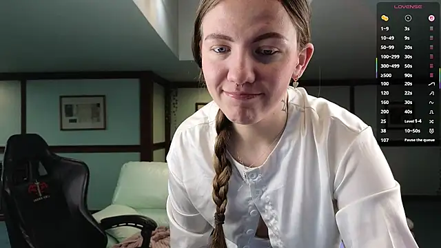 Snapshot of KiraRustle chatting on February 5, 2:49 am KiraRustle online show from February 5, 2:49 am