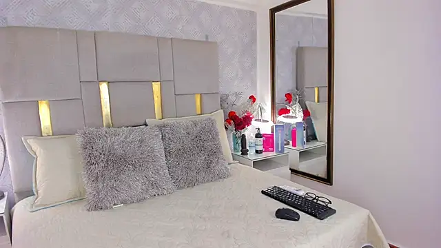 IsisBrown  online show from April 14, 7:42 pm