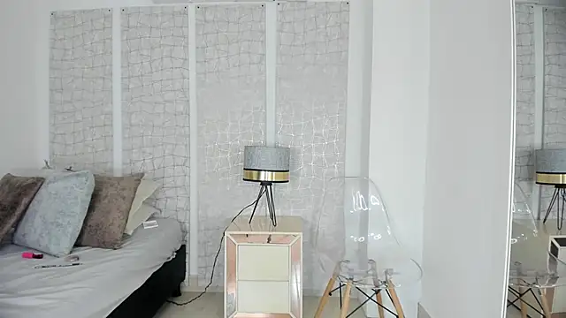 niicole steele  online show from December 5, 8:05 pm