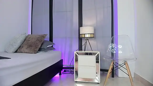 niicole steele  online show from December 18, 7:09 pm