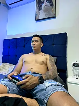 Snapshot of OliverWest04 chatting on December 1, 6:29 am OliverWest04 online show from December 1, 6:29 am