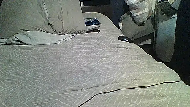 xxxenzo1 online show from September 9, 4:23 am