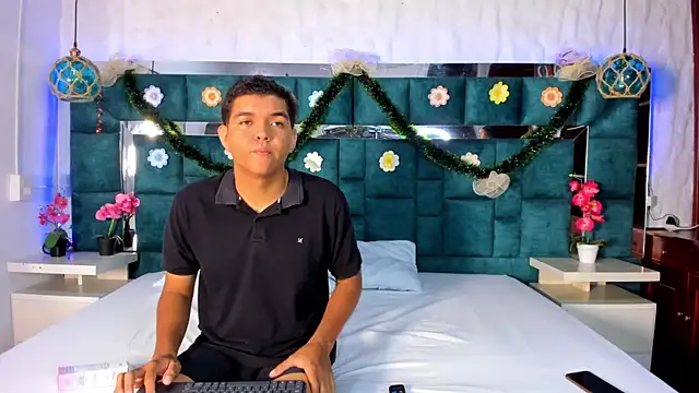 Snapshot of _bonnyandclyde chatting on December 19, 12:01 pm bonnyandclyde online show from December 19, 12:01 pm