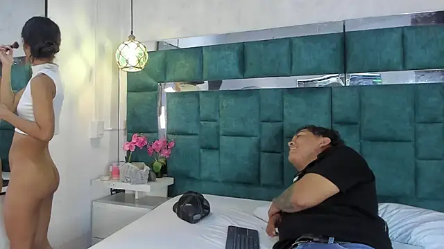  bonnyandclyde online show from April 12, 1:27 pm