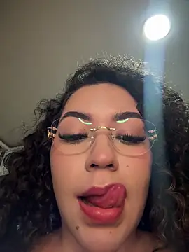 Snapshot of VictoriaaRose chatting on July 3, 2:18 am VictoriaaRose online show from July 3, 2:18 am