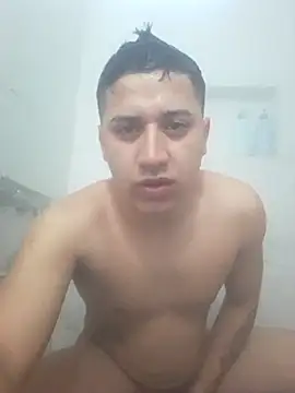 Snapshot of Alvarezz0202 chatting on June 24, 12:15 pm Alvarezz0202 online show from June 24, 12:15 pm