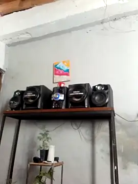 Snapshot of Alvarezz0202 chatting on June 25, 4:33 pm Alvarezz0202 online show from June 25, 4:33 pm