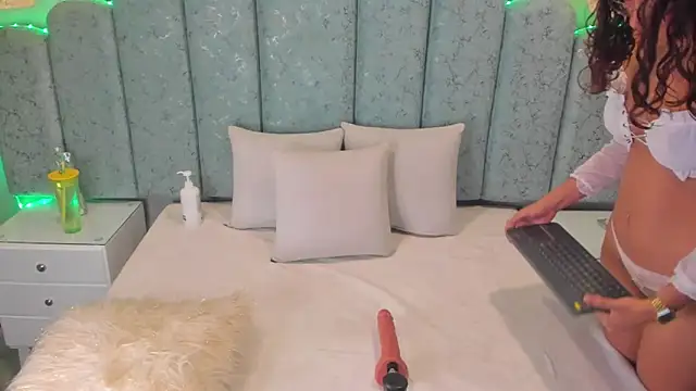 ninacrave  online show from January 6, 3:21 am