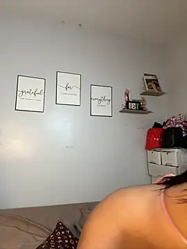 Snapshot of Diannellove chatting on February 18, 4:14 pm Diannellove online show from February 18, 4:14 pm