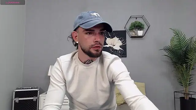 Snapshot of KaneHunter chatting on May 17, 10:28 pm KaneHunter online show from May 17, 10:28 pm