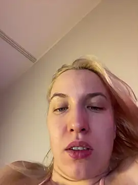 Snapshot of AmyAtlass chatting on December 19, 8:10 am AmyAtlass online show from December 19, 8:10 am