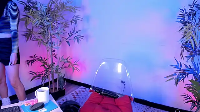 itsmroom  online show from December 16, 1:27 pm