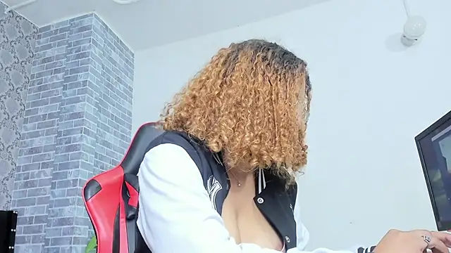 Snapshot of Crystal_bunn chatting on November 27, 8:44 pm Crystal bunn online show from November 27, 8:44 pm