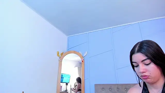 lourenfox online show from December 18, 12:00 pm