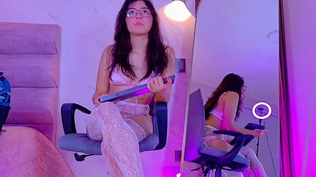 Mia Cullen online show from February 4, 12:22 pm