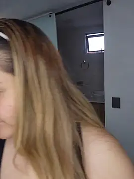 LoreinnFox online show from May 5, 10:07 pm