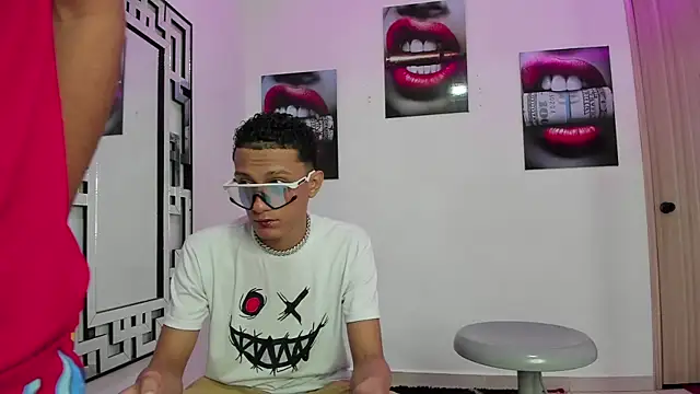 Snapshot of COUPLES_BOYS chatting on December 5, 6:11 am COUPLES BOYS online show from December 5, 6:11 am