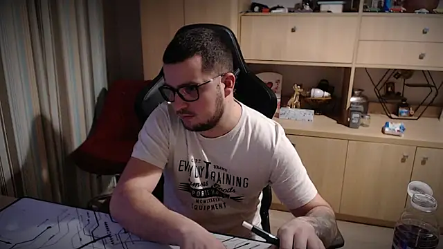 kevinnlovelly online show from December 18, 6:36 pm