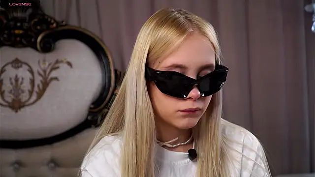 AunclreaVache online show from March 4, 2:17 am