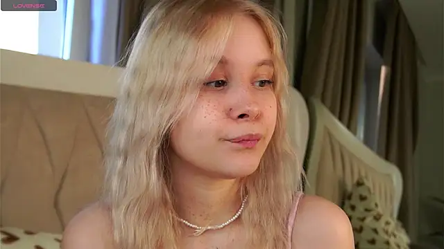 AunclreaVache online show from April 7, 11:10 am