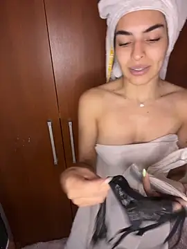 Snapshot of CammyyDomm chatting on December 5, 7:10 pm CammyyDomm online show from December 5, 7:10 pm