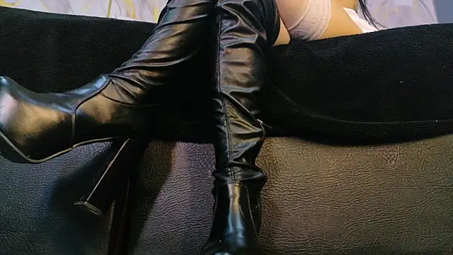 MilaDeRoux online show from March 12, 2:18 am