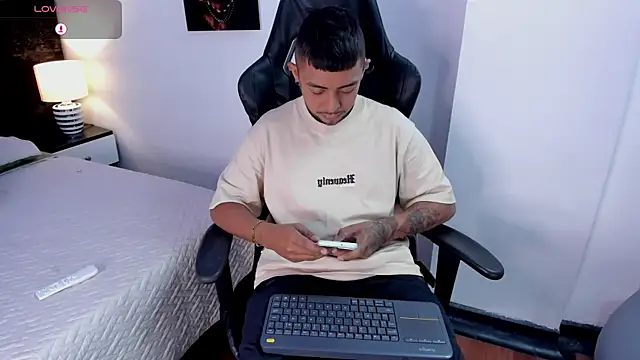 Snapshot of BASTIAN_NICOLAS_ chatting on January 7, 8:44 pm BASTIAN NICOLAS online show from January 7, 8:44 pm